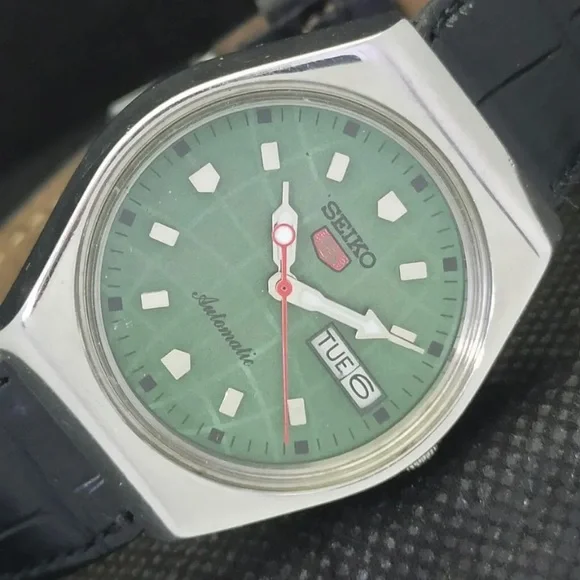 Vintage 1975 Seiko 5 Automatic Mens Silver Watch W/Green Face & Leather Strap - Picture 2 of 8
